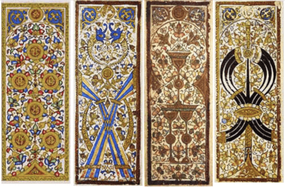 Carta 6 de moedas, 10 de tacos de polo, 3 de taças e 7 de espadas do baralho mameluco egípcio, século XV; atualmente no Museu do Palácio de Topkapı, Istambul. Composição original por Countakeshi. Wikimedia Commons, licença Attribution-Share Alike 4.0 International.